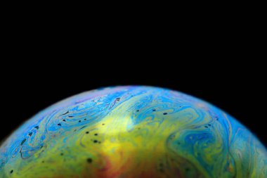 Evrendeki bir gezegen kavramında makroda çekilmiş bir sabun köpüğü.