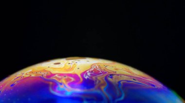 Evrendeki bir gezegen kavramında makroda çekilmiş bir sabun köpüğü.