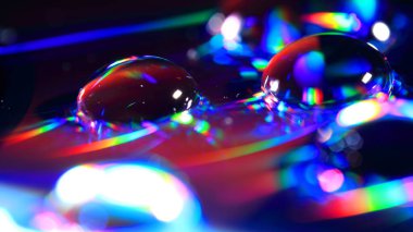 Makro fotoğrafçılıkta DVD 'de su damlaları