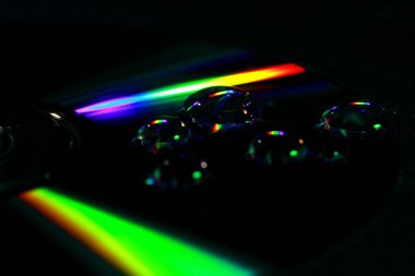 Makro fotoğrafçılıkta DVD 'de su damlaları