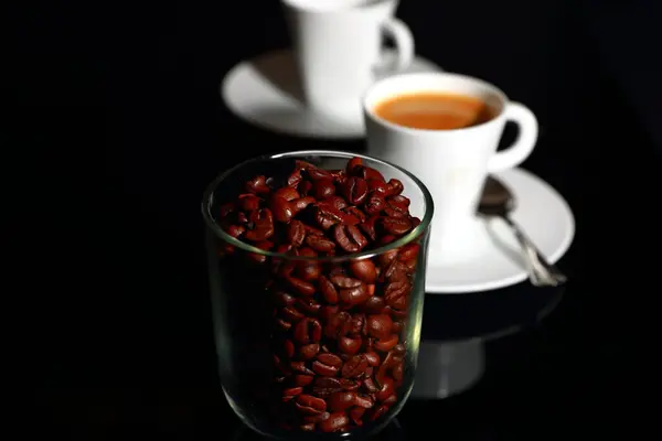 Granos Café Una Taza Blanca Espresso Sobre Fondo Negro —  Fotos de Stock