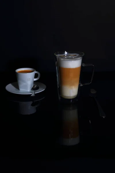黒の背景にエスプレッソのカップとコーヒーの遅いガラス — ストック写真