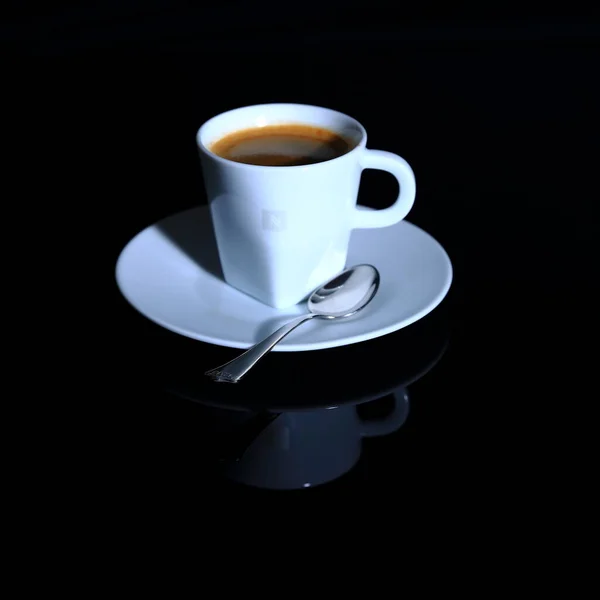 黒の背景にエスプレッソコーヒーの白いカップ — ストック写真