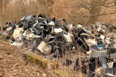 Banliyöde terk edilmiş eski bilgisayar ve monitörler