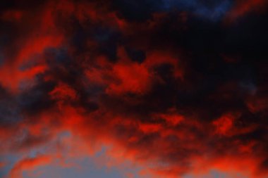 Baharın başında gün batımında bulutlar