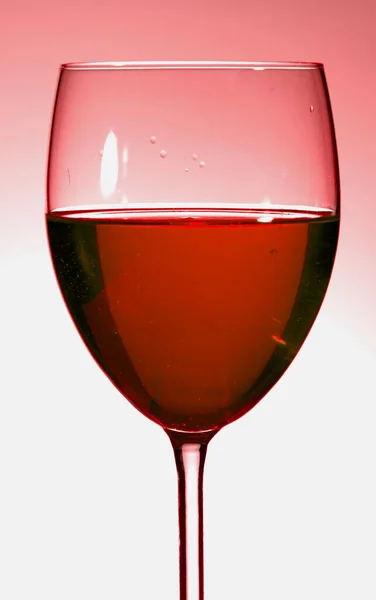 Sanatsal makro fotoğrafçılıkta yakalanan şarap kadehinde sıvı.