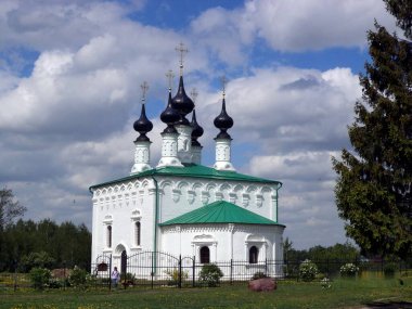 Beş kubbeli Suzdal tapınağı      . 