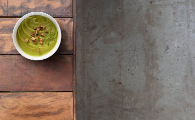 Brezilya Caipirinha 'sı, limon, cachaca ve şekerden yapılmış tipik Brezilya kokteyli. Geleneksel Brezilya içeceği, metin için yer var..