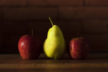 Brezilya Caipirinha 'sı, limon, cachaca ve şekerden yapılmış tipik Brezilya kokteyli. Geleneksel Brezilya içeceği, metin için yer var..