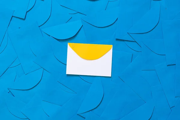 Mavi zarf arkaplanı. Ortasında sarı zarf detayı var. Metin için boşluk var..