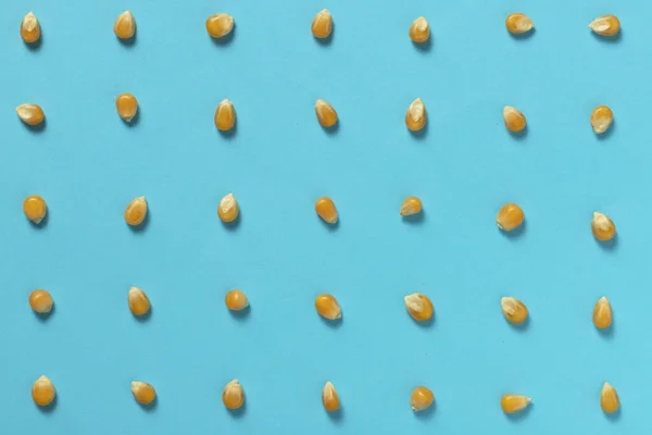 Mavi arka planda patlamış mısır çekirdekleri