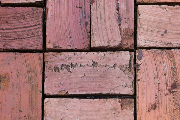 Kırmızı tuğlalar geometrik olarak arka plan için düzenlenmiş. Üst Görünüm