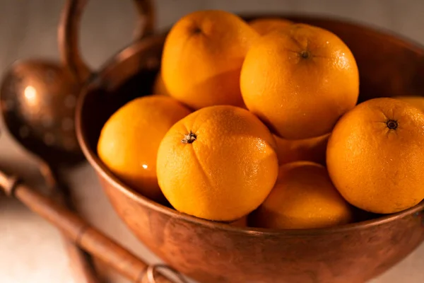 Bakır bir tencerede portakalların ön görüntüsü.