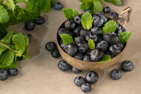 Kırsal bir kasede naneli yaban mersini..