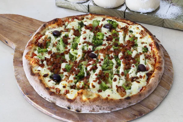 Brokoli Pizzası, Pastırma ve Krem Peynir Tahtada