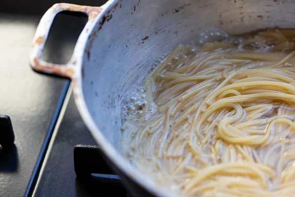 Köy tavasında pişirilmiş spagetti. Metin için boşluk.