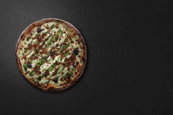 Koyu taştan bir masada brokoli pizzası. Üst Manzara. Metin için boşluk