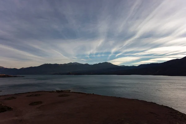 Göl dağların önünde, bulutların üstünde.