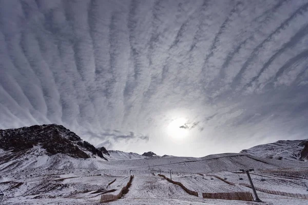 Dağların tepesinde bir kayak merkezinde bulutlar