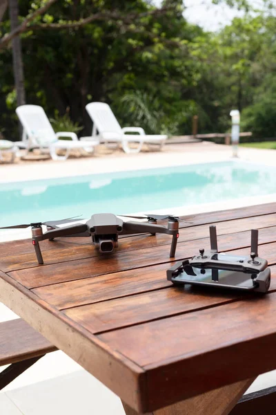 Dijital kamerası ve uzaktan kumandası olan bir kuadcopter Drone..