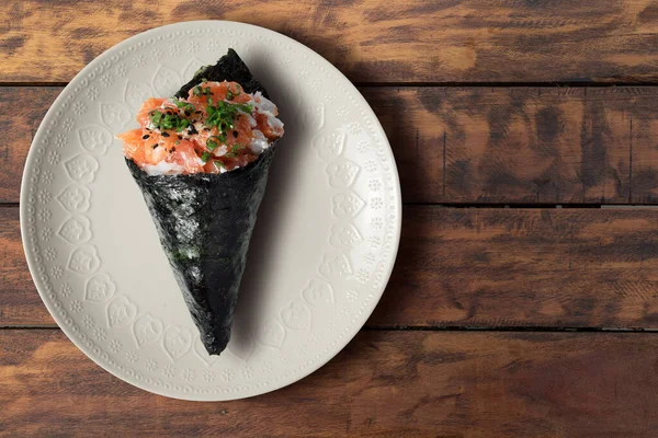 Kırsal bir masada beyaz bir tabakta Temaki. Üst Görünüm.