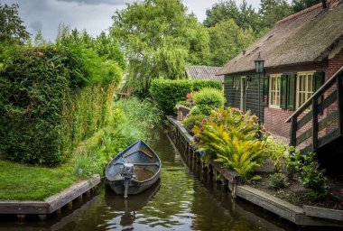 Giethoorn - popüler turizm merkezi, sık sık 