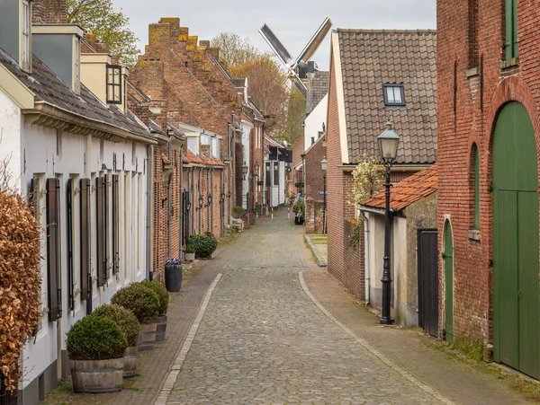 Picturesque Caddesi Buren Betuwe Bölgesindeki Eski Yel Değirmenine Çıkıyor — Stok fotoğraf