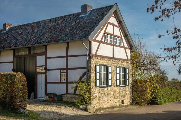 オランダのリンブルフ州アイズ 2020 歴史的な半木造の家 リンブルフ地方の典型的な独特の建築の例 — ストック写真
