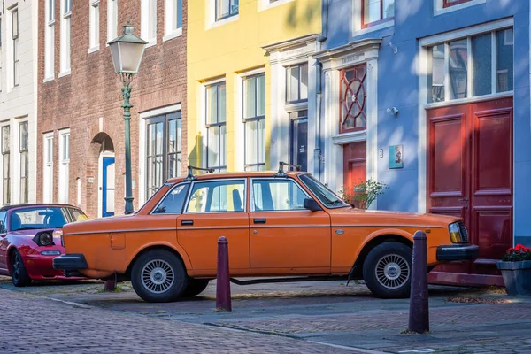 Klassisches Volvo Auto Modell 244Dl Orange Geparkt Bunten Holländischen Straße — Stockfoto