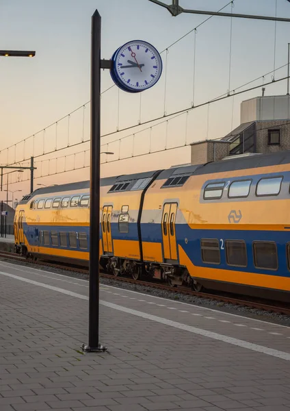 Nederlandse Trein Een Typisch Nederlandse Stationsklok — Stockfoto