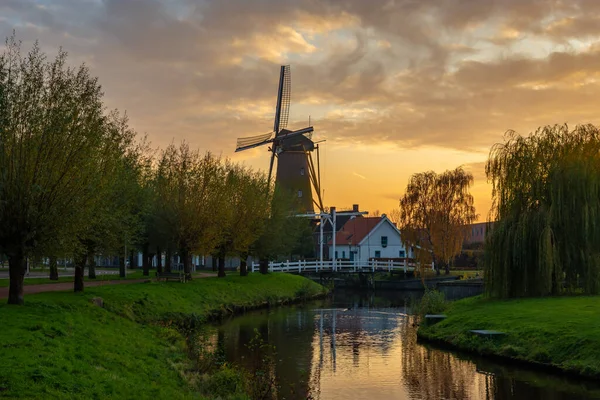 Typisk Holländsk Natur Med Kanal Och Väderkvarn Vid Solnedgången Etten — Stockfoto