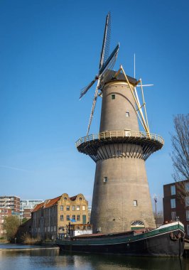 Dünyanın en uzun yel değirmenlerinden biri. Hollanda 'nın Schiedam şehrinde.