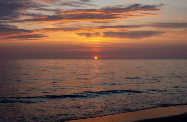 Hermosa Puesta Sol Mar Con Cielo Romántico Colorido Fotografiado Desde — Foto de Stock