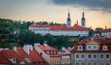 Prag 'da gün batımında Strahov Manastırı