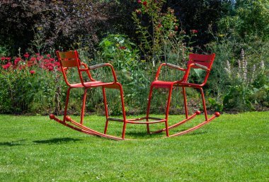 Belçika 'nın Botanik Bahçesi' nde çift koltuklu sallanan kırmızı sandalye tahterevalli.