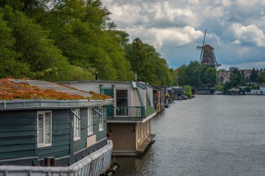 Nieuwe Vaart Kanalı ve Amsterdam, Hollanda 'daki yel değirmeni De Gooyer manzarası