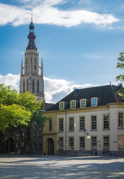 Breda 'nın ikonik büyük kilisesinin kulesi, Kuzey Brabant Eyaleti