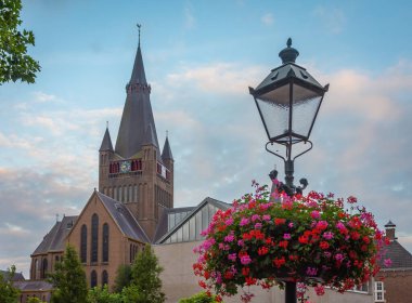 Sint-Laurentiuskerk, Breda Ginneken, Kuzey Brabant, Hollanda 'da bulunan neo-gotik, katolik bir kilise.