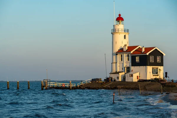 Hollanda yarımadasında beyaz deniz feneri Yumuşak öğleden sonra ışığında Marken