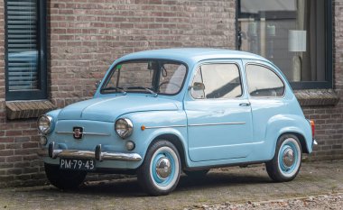 Ede, Hollanda, 08.11.2025, klasik İspanyol şehir arabası SEAT 600 - 1972