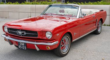 Lelystad, Hollanda, 15.06.2025, 1964 'ten kalma Amerikan spor arabası Ford Mustang' in ilk nesli.