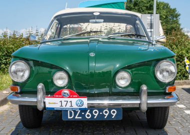 Lelystad, Hollanda, 15.06.2025, 1968 'den kalma eski model Volkswagen Karmann Ghia Tipi 34' ün ön görüntüsü The National Old Time Day 'de