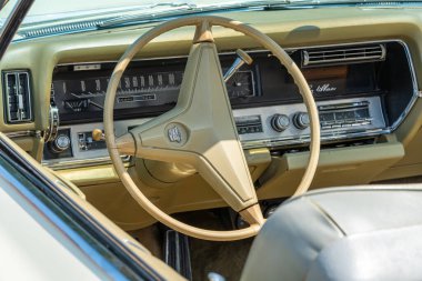 Lelystad, Hollanda, 15.06.2025, 1972 'de Ulusal Eskiler Günü' nde Amerikan lüks arabası Cadillac Eldorado 'nun iç mekanı.