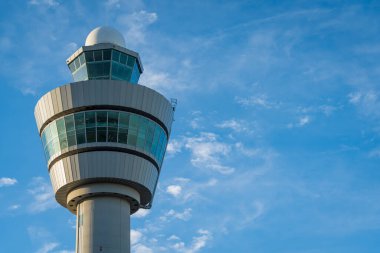 Temiz Mavi Gökyüzüne Karşı Modern Havalimanı Kontrol Kulesi