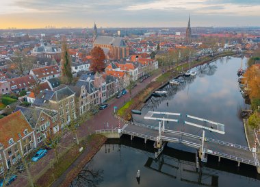 Weesp şehrinin ve Vecht nehrinin hava manzarası, Kuzey Hollanda, Hollanda