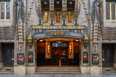 Amsterdam, Hollanda, 11.01.2026, Tuschinski Kraliyet Tiyatrosu 'nun dışı.