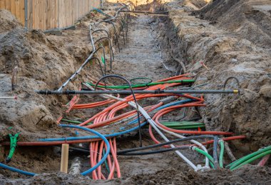 İnşaat Alanındaki Yeraltı Hizmetleri Kabloları, Çoklu Elektrik ve İletişim Hatları Toprakta Doldurulmaya Hazır