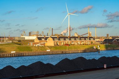 IJmuiden, Hollanda 'daki Endüstriyel Kanal' da Siyah Kömür Mavnası Taşımacılığı