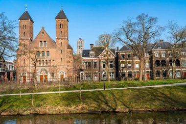 Dom Tower ile Utrecht Skyline ve Stadsbuitengracht Kanalı 'ndan St. Gertrude Katedrali