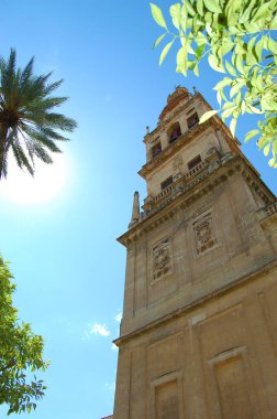Crdoba Katedrali Camii minaresi (Mezquita-Katedral de Crdoba). Varsayımın Hanımefendisi Katedrali. İslam Gotik Mimarisi.